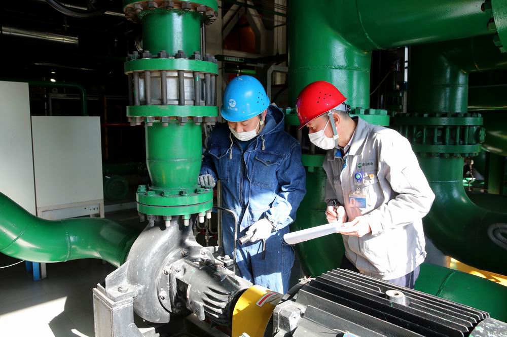 图为设备管理部点检人员正在对精处理系统水泵进行点检.jpg 图为设备管理部点检人员正在对精处理系统水泵进行点检.jpg