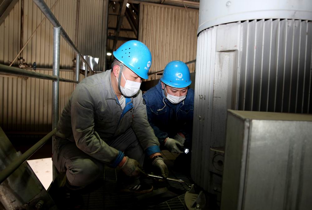 图为检修维护部检修人员正在对空冷风机电机进行检查.jpg 图为检修维护部检修人员正在对空冷风机电机进行检查.jpg